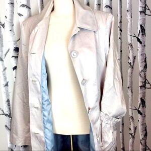 Gorgeous DKNY 3/4 length trench coat.